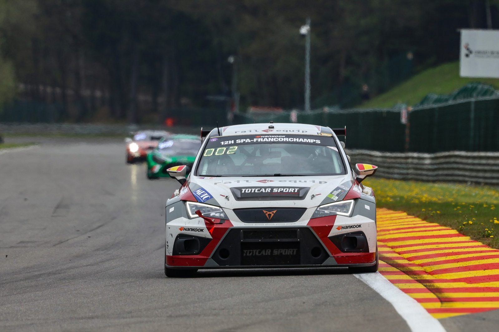 CUPRA León TCR nº123 frenando de frente al llegar a una curva en Spa-Francorchamps