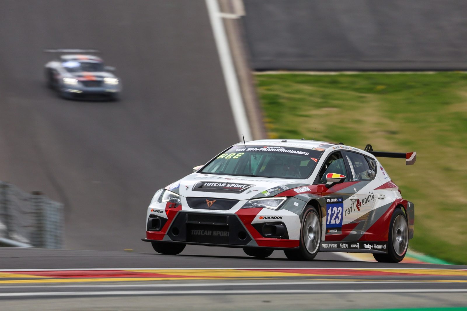 CUPRA León TCR nº123 subiendo Eau Rouge en Spa-Francorchamps