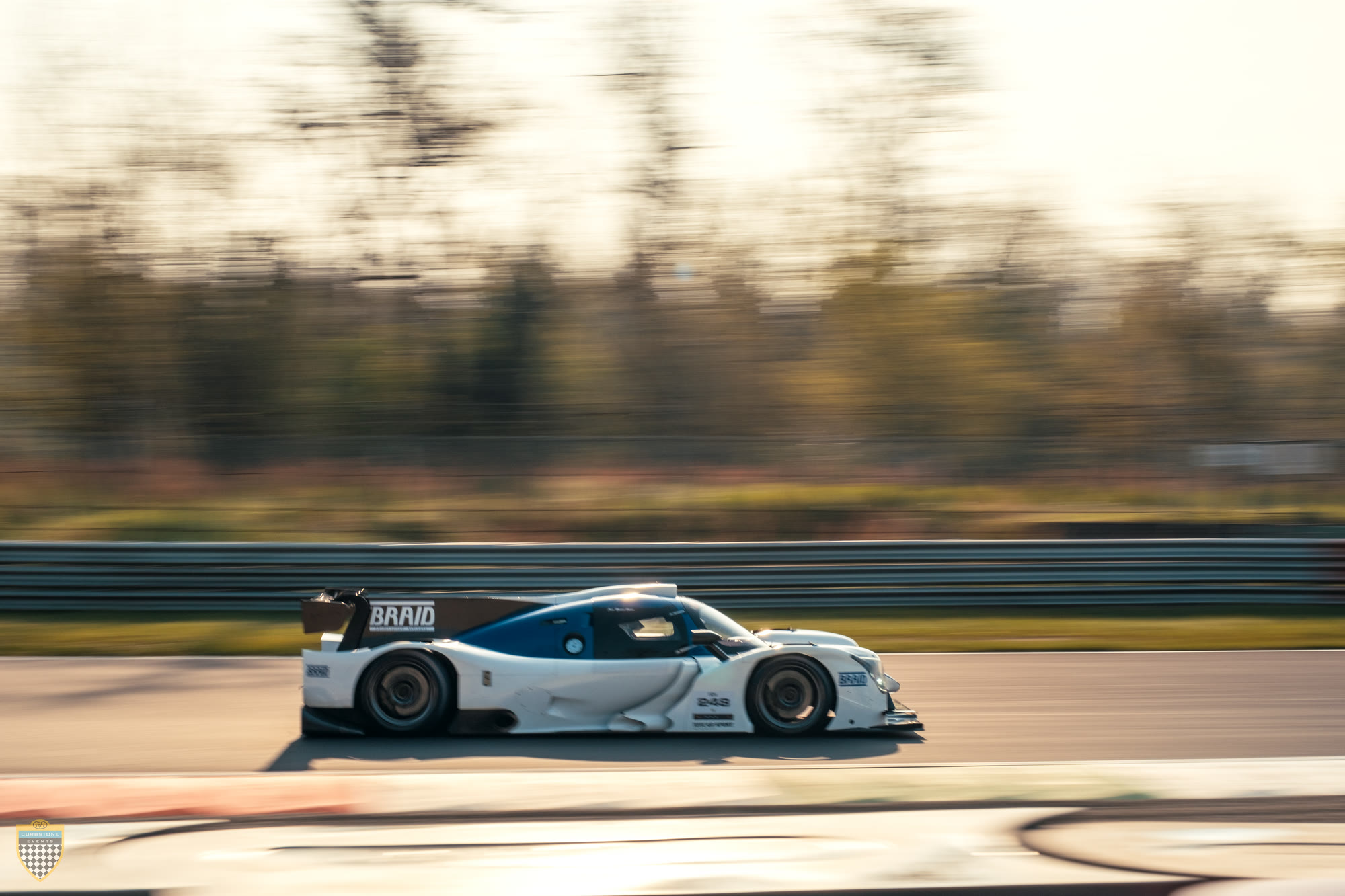 Prototipo LMP3 rodando a alta velocidad en circuito, efecto panning