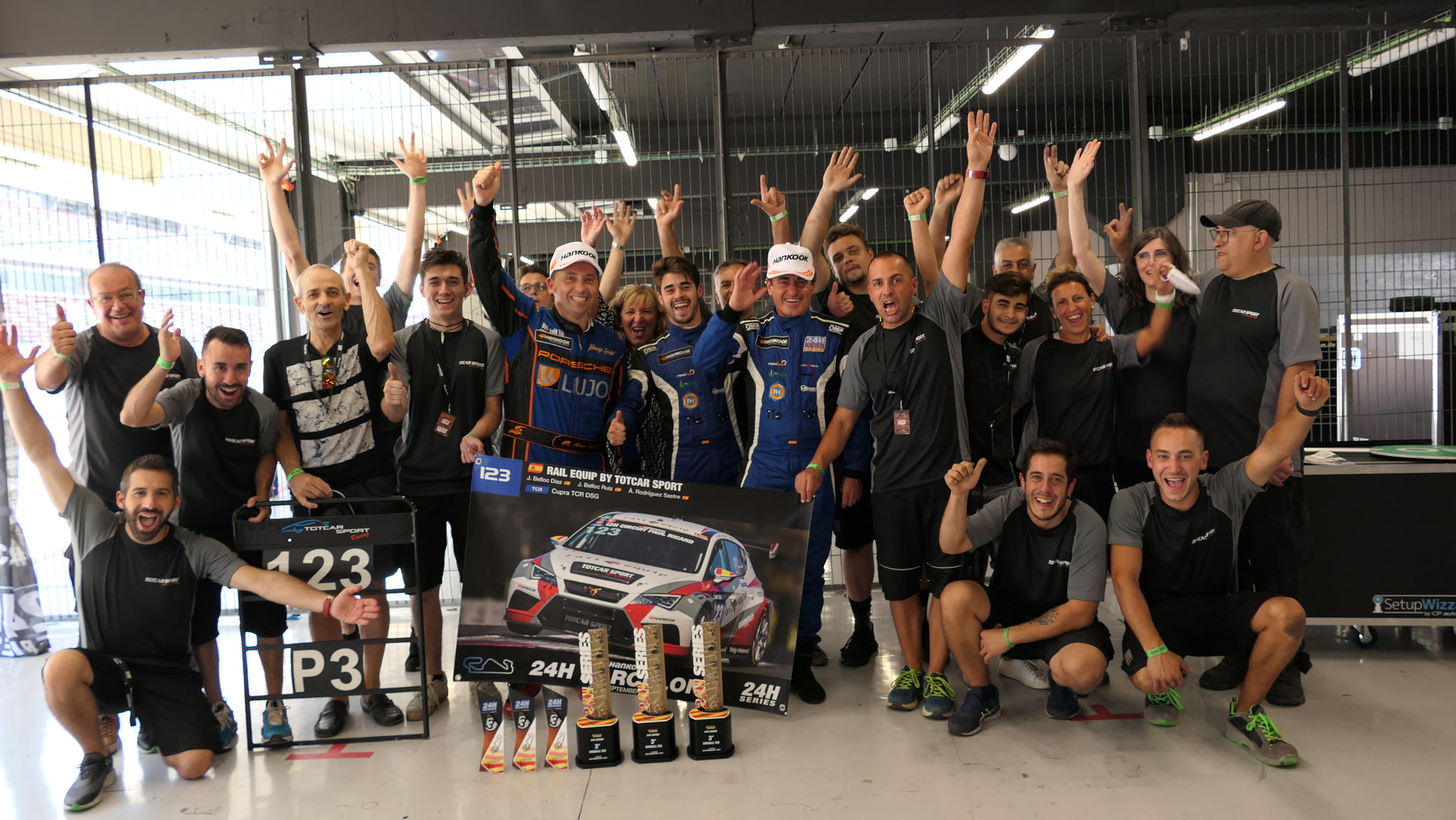 Podio de 24H Series en el box, celebrando uno de los títulos del palmarés